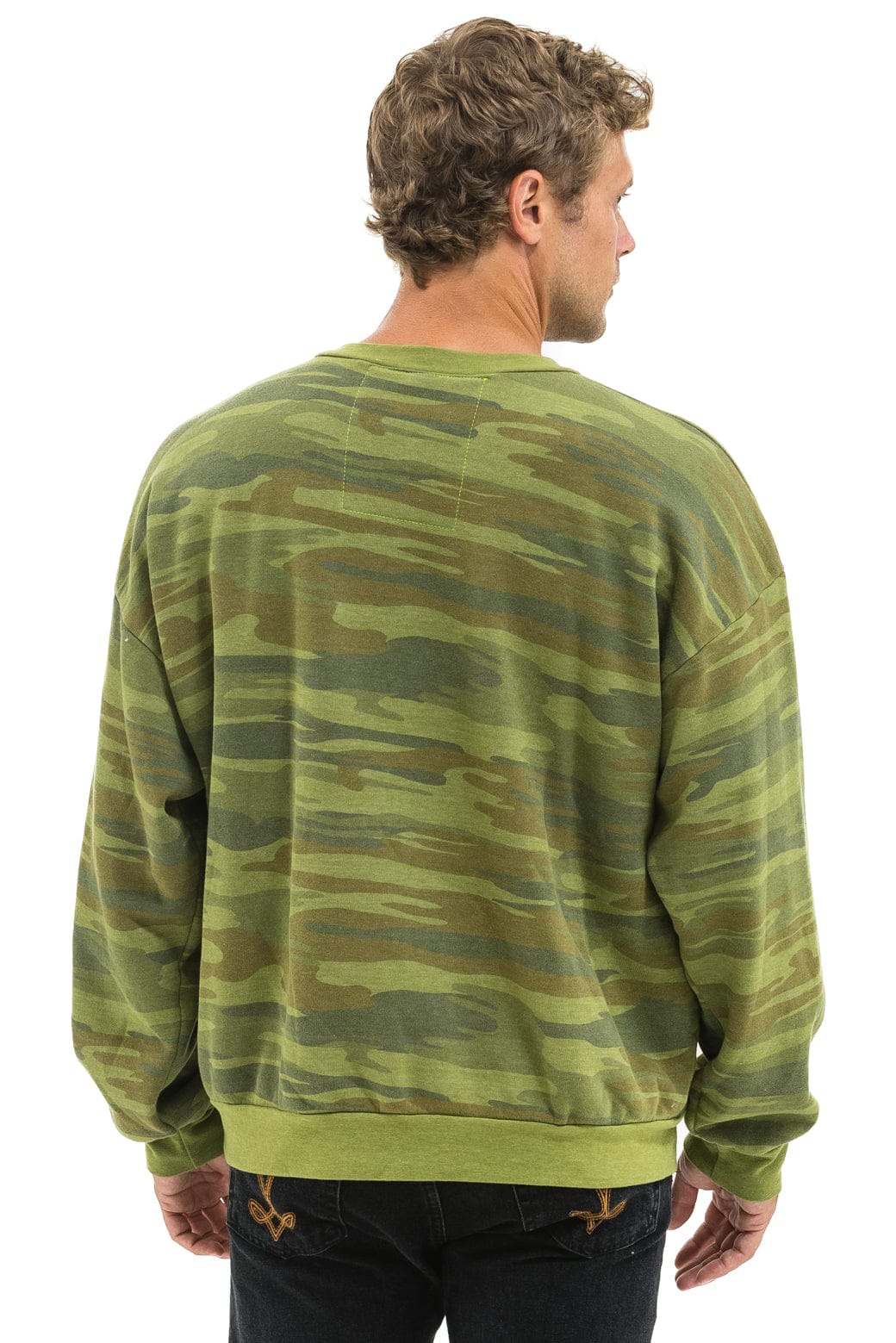 HEART PRINT RELAXED CREW SWEATSHIRT - CAMO // NEON PINK - Image 6