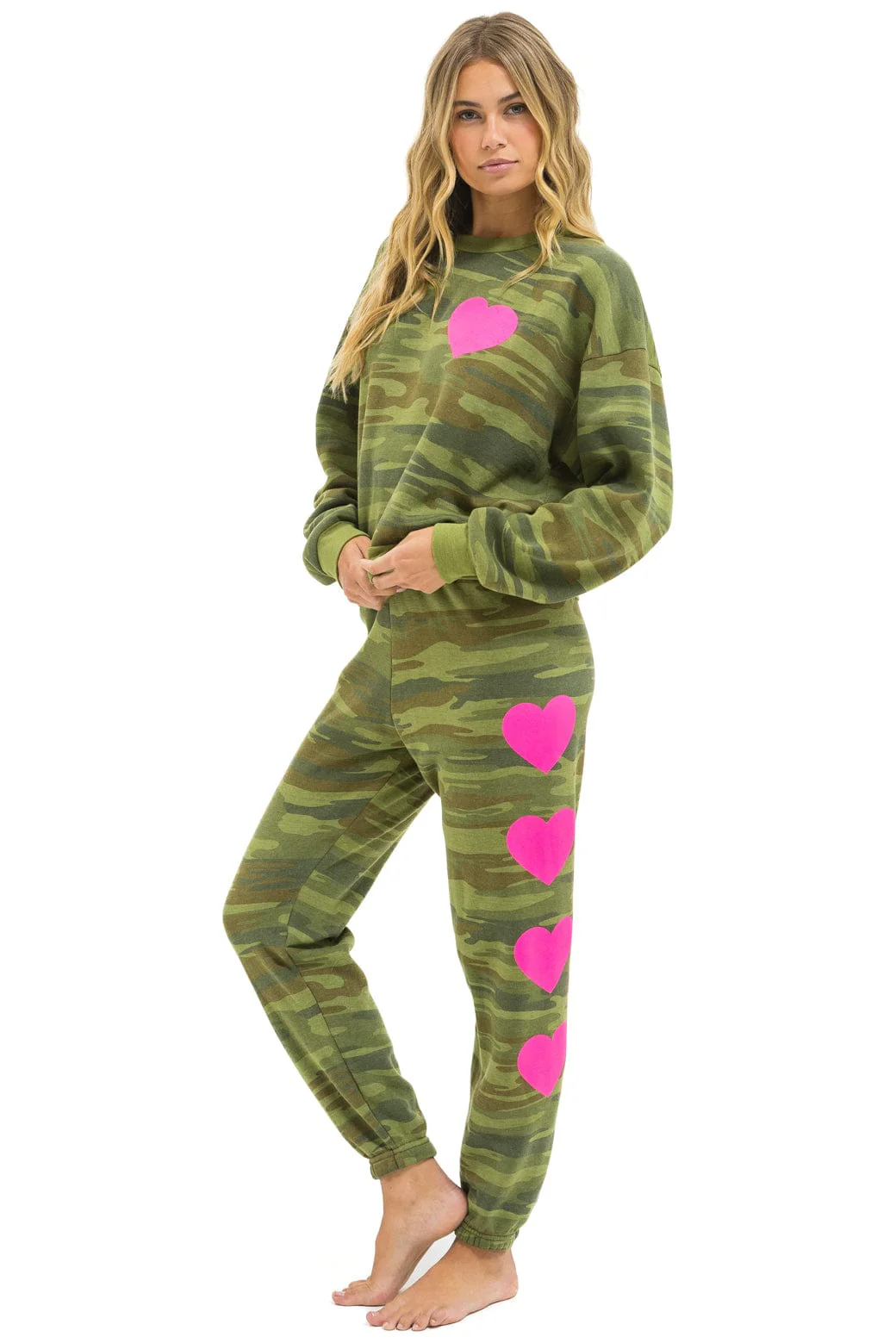 HEART PRINT RELAXED CREW SWEATSHIRT - CAMO // NEON PINK - Image 8